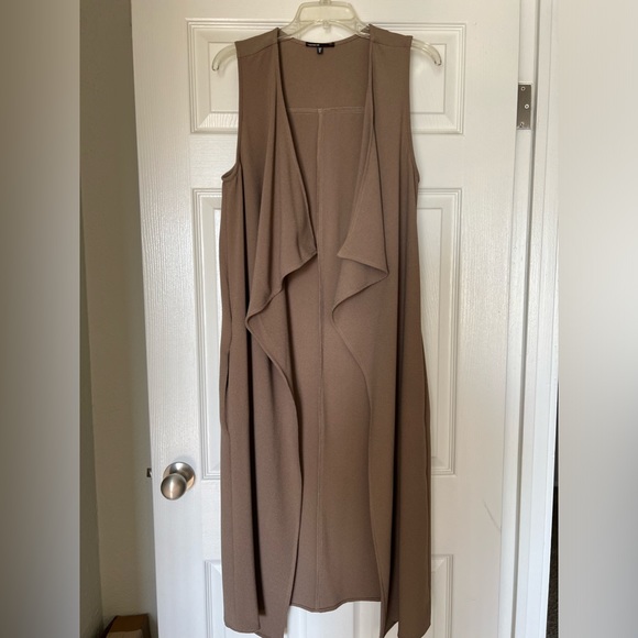 Taupe layering sleeveless jacket - Picture 1 of 6